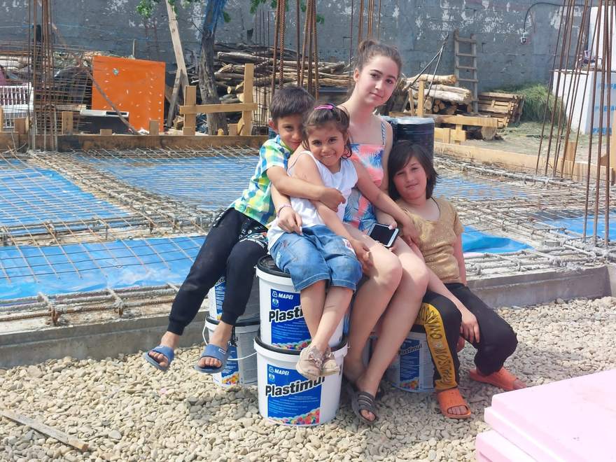 Copiii familiei Manea, pe șantierul viitoarei lor case