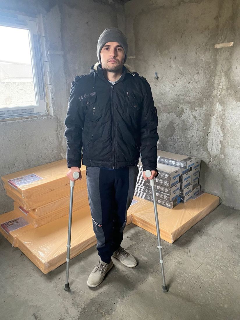 Claudiu lângă parchetul primit prin donații