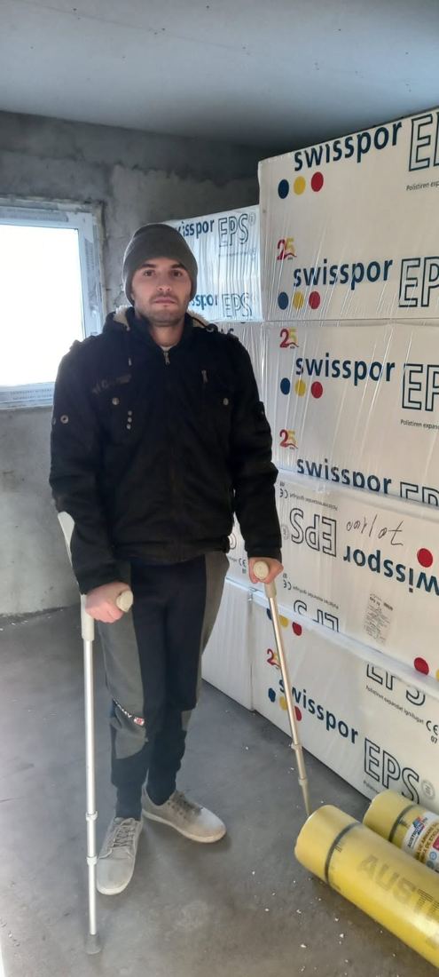 Claudiu lângă polistirenul pentru izolația casei
