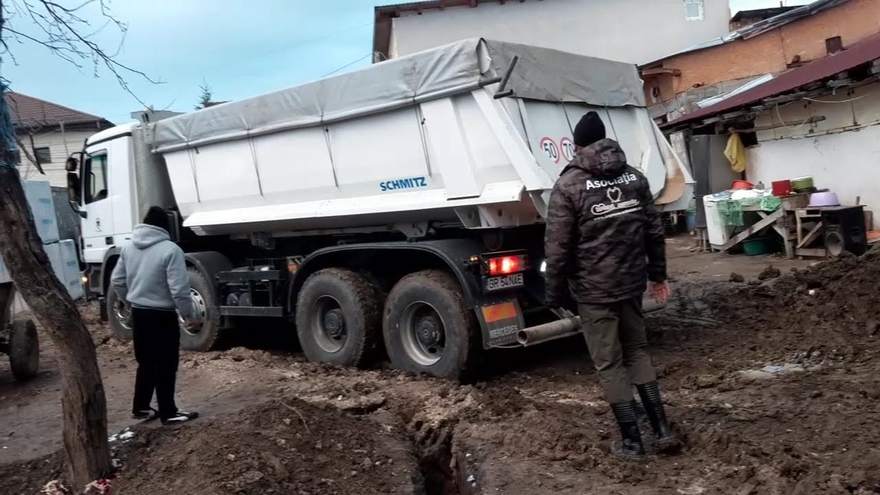 Camion livrând balast pe șantierul familiei Manea