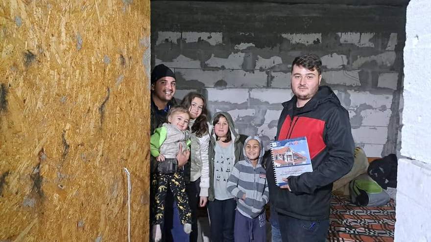 Familia Manea primind planurile casei noi