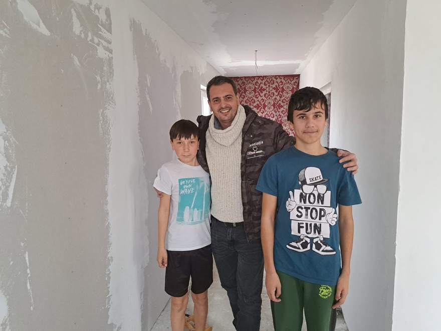 Copiii familiei Petculescu în holul proaspăt gletuit al casei noi
