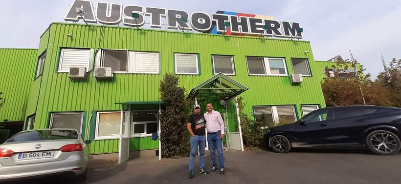 Reprezentantul asociației dând mâna cu partenerul de la sediul Austrotherm România